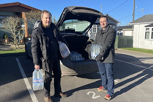 Danny Chambers and Cllr Jerry Pett delivering water in Bramdean
